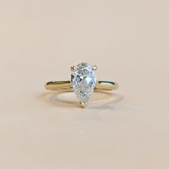 Solitaire Pear Cut with Gold Band