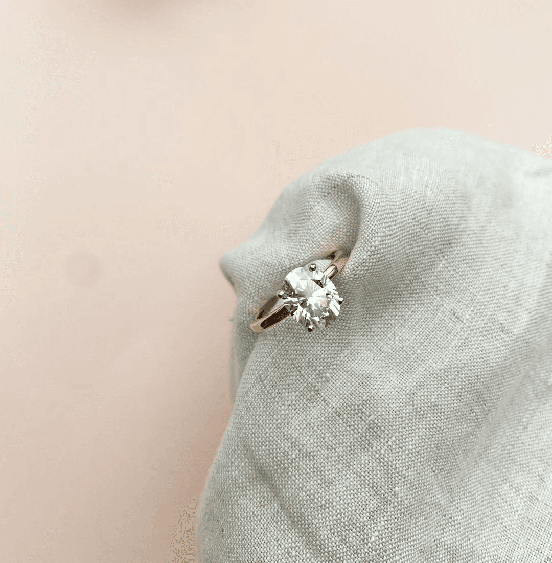 Moissanites vs. Lab Grown Diamond: What's the Difference? Thumbnail